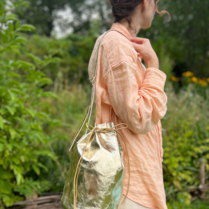 Bucketbag Fritzi aus platinfarbenem Leder